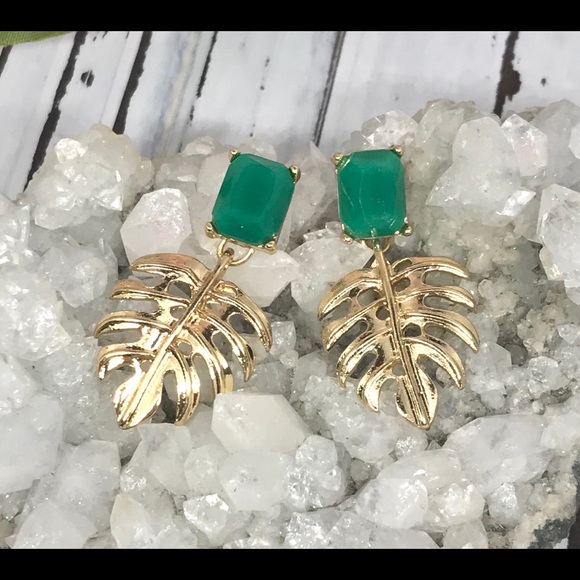 NEW 🌸💎 Monstera Leaf Gold Earrings Green Stone - Picture 4 of 5